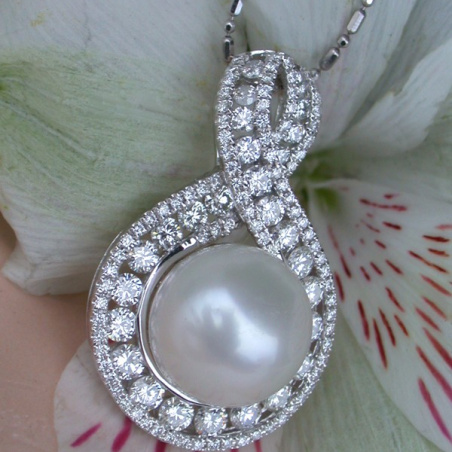 Exquisite Southsea Pearl Pendant with Diamonds