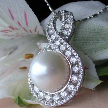 Exquisite Southsea Pearl Pendant with Diamonds