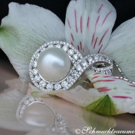 Exquisite Southsea Pearl Pendant with Diamonds