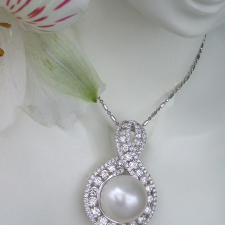Exquisite Southsea Pearl Pendant with Diamonds