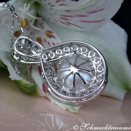 Exquisite Southsea Pearl Pendant with Diamonds