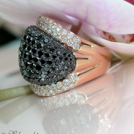 Opulent ring with black & white diamonds