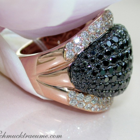 Opulent ring with black & white diamonds
