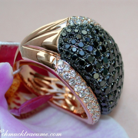 Opulent ring with black & white diamonds