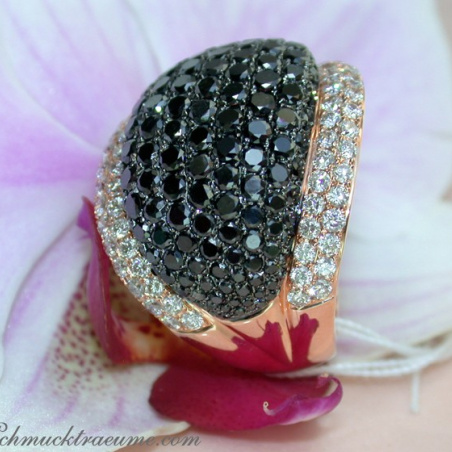 Opulent ring with black & white diamonds