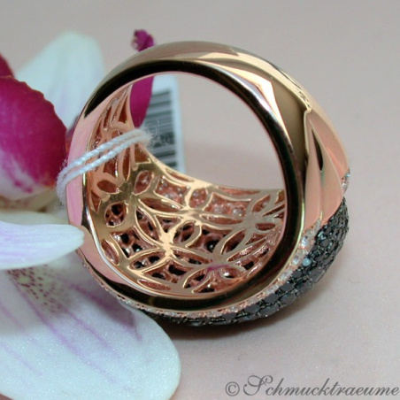Opulent ring with black & white diamonds