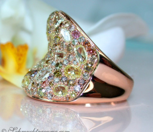 Magnificent Ring with natural colored Diamonds