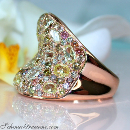 Magnificent Ring with natural colored Diamonds
