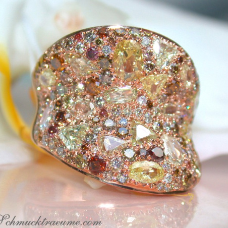 Magnificent Ring with natural colored Diamonds