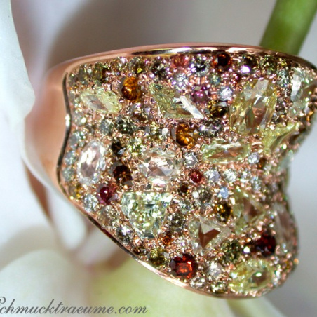 Magnificent Ring with natural colored Diamonds