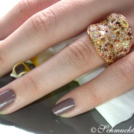 Magnificent Ring with natural colored Diamonds