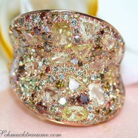 Magnificent Ring with natural colored Diamonds