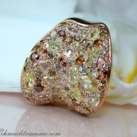 Magnificent Ring with natural colored Diamonds