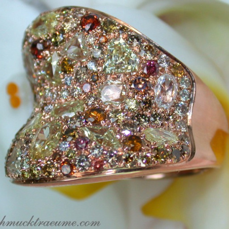 Magnificent Ring with natural colored Diamonds