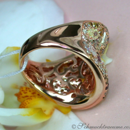 Magnificent Ring with natural colored Diamonds