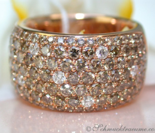 Magnificent ring with natural brown diamonds
