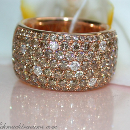 Magnificent ring with natural brown diamonds
