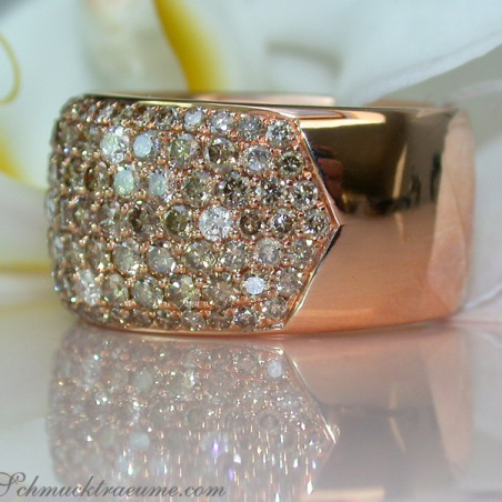 Magnificent ring with natural brown diamonds