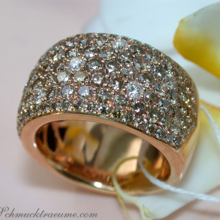Magnificent ring with natural brown diamonds