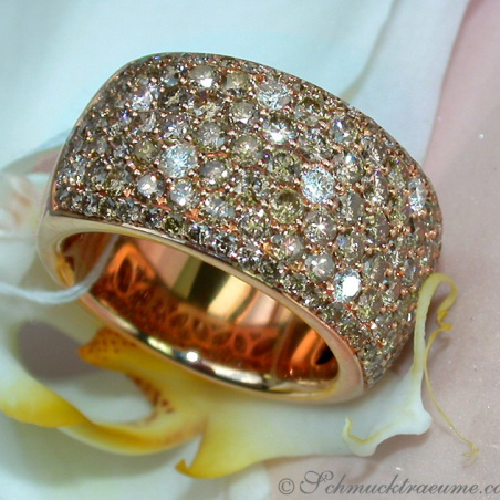 Magnificent ring with natural brown diamonds