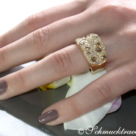 Handsome ring with white & natural brown diamonds