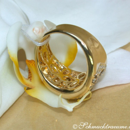 Handsome ring with white & natural brown diamonds