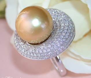 Impressive Diamond Ring with a Golden Southsea Pearl