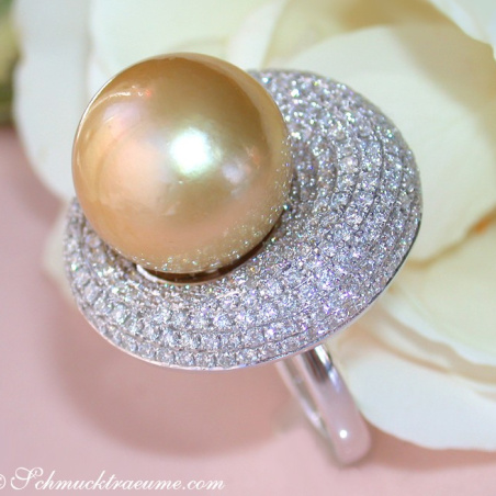 Impressive Diamond Ring with a Golden Southsea Pearl