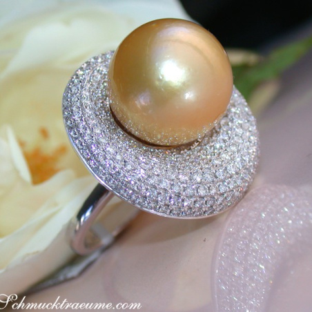 Impressive Diamond Ring with a Golden Southsea Pearl