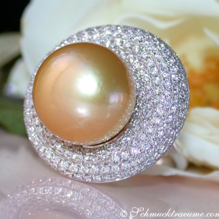 Impressive Diamond Ring with a Golden Southsea Pearl