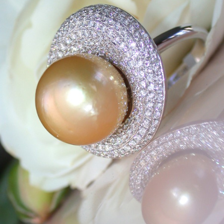 Impressive Diamond Ring with a Golden Southsea Pearl