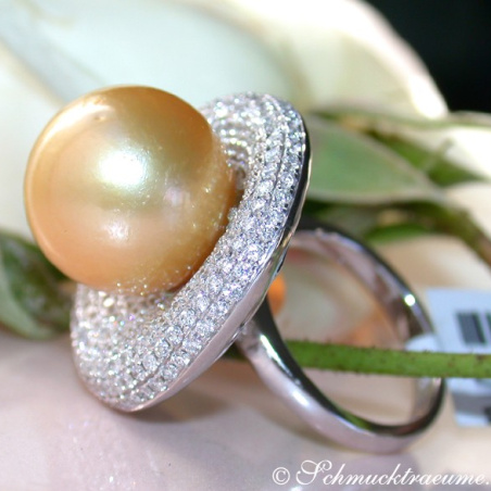 Impressive Diamond Ring with a Golden Southsea Pearl