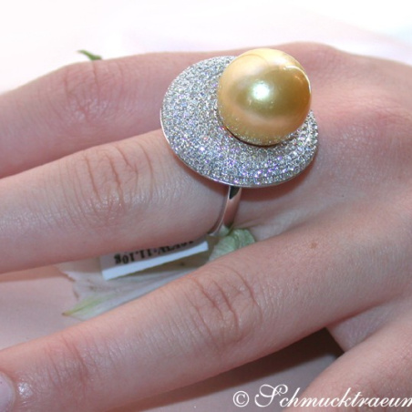 Impressive Diamond Ring with a Golden Southsea Pearl