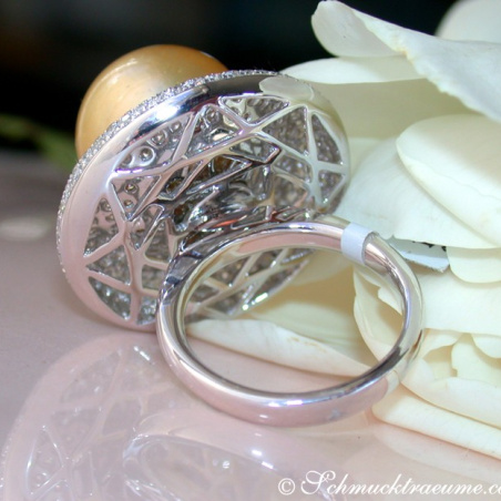 Impressive Diamond Ring with a Golden Southsea Pearl