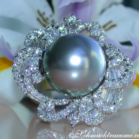 Gorgeous Tahitian Pearl Ring with Diamonds