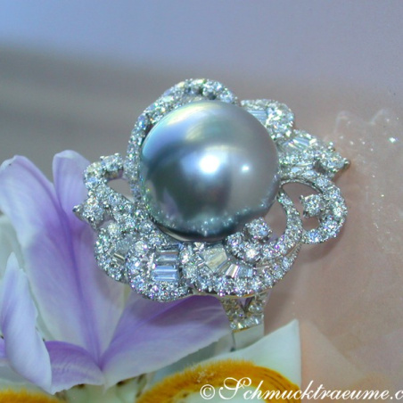 Gorgeous Tahitian Pearl Ring with Diamonds