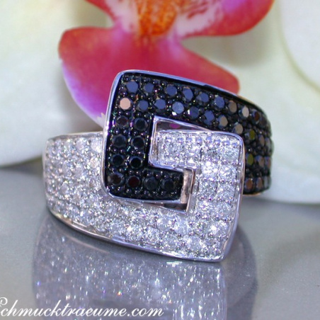 Extravagant Black & White Diamond Belt Ring