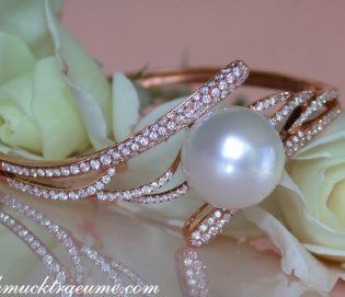 Exquisite Diamond Bangle with a white Southsea Pearl
