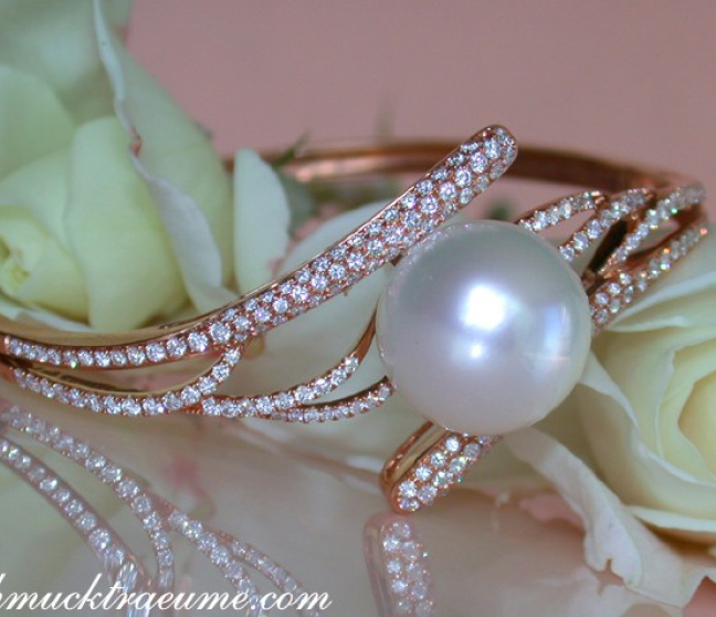 Exquisite Diamond Bangle with a white Southsea Pearl Exquisite Diamond Bangle with a white Southsea Pearl