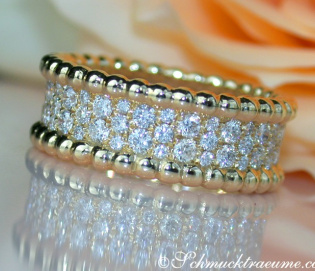 Exquisite Diamond Eternity Ring in Yellow gold 18k