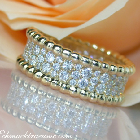 Exquisite Diamond Eternity Ring in Yellow gold 18k