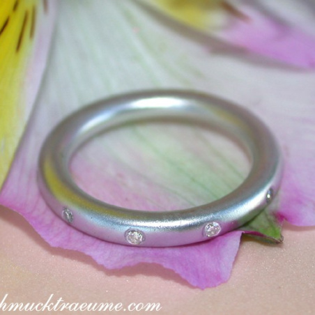 Enchanting Diamond "Starry Sky" Band in White gold