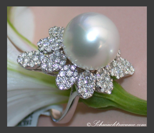 Excellent Southsea Pearl Ring with Diamonds (14 - 15 mm) Excellent Southsea Pearl Ring with Diamonds (14 - 15 mm)