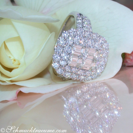 Exquisite Diamond Ring with Flawless Diamonds