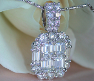Exquisite Diamond Pendant with Flawless Diamonds