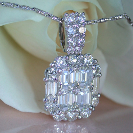 Exquisite Diamond Pendant with Flawless Diamonds