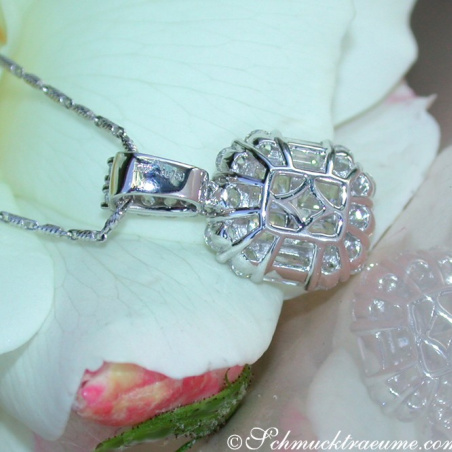 Exquisite Diamond Pendant with Flawless Diamonds