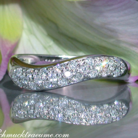 Curved Diamond Pavé Ring