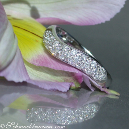 Curved Diamond Pavé Ring