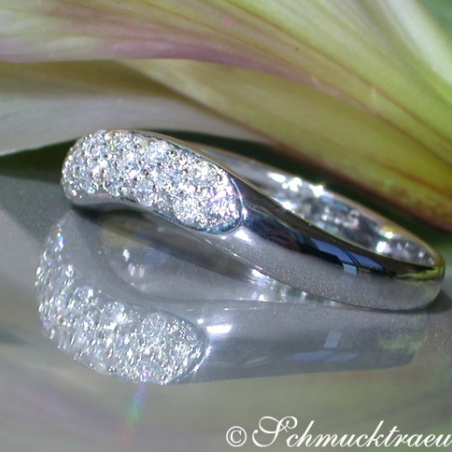 Curved Diamond Pavé Ring